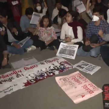 Delhi-Air-Pollution-protest- டெல்லியில்காற்றுமாசுபாடு அதிகரிப்பு: போராட்டத்தில்குதித்த மாணவர்கள் கைது