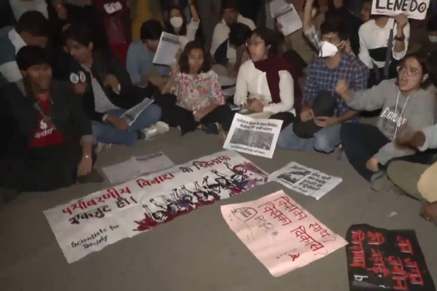 Delhi-Air-Pollution-protest- டெல்லியில்காற்றுமாசுபாடு அதிகரிப்பு: போராட்டத்தில்குதித்த மாணவர்கள் கைது