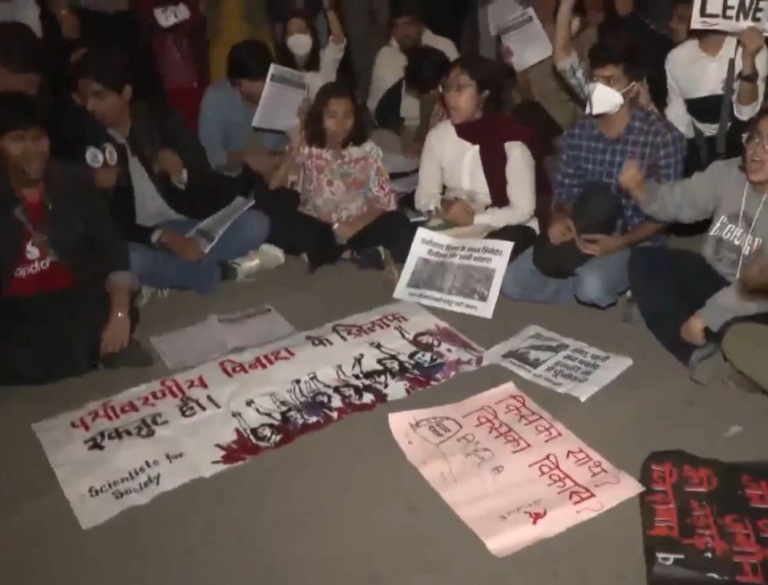 Delhi-Air-Pollution-protest- டெல்லியில்காற்றுமாசுபாடு அதிகரிப்பு: போராட்டத்தில்குதித்த மாணவர்கள் கைது