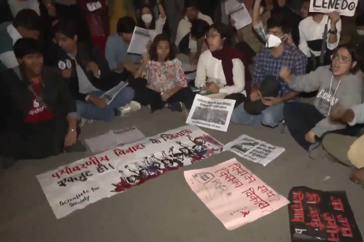 டெல்லியில்காற்றுமாசுபாடு அதிகரிப்பு: போராட்டத்தில்குதித்த மாணவர்கள் கைது