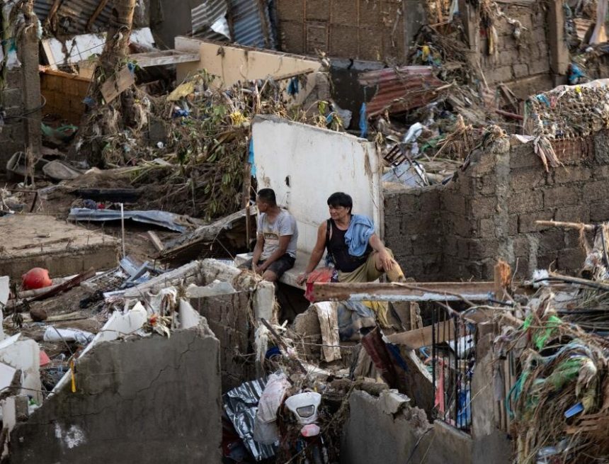 பிலிப்பைன்ஸை தாக்கவிருக்கும் பங்வோங் புயல்: 14 லட்சம் பேர் வெளியேற்றம்