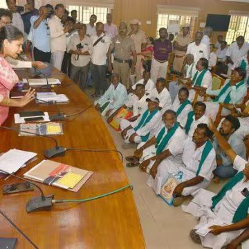 அதிகாரிகள் ரூ.2.88 கோடி ‘வசூல்’: கலெக்டர் முன் விவசாயிகள் தர்ணா