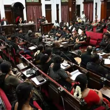 வார்டு மேம்பாட்டு நிதி கேட்டு வரிந்துகட்டிய கவுன்சிலர்கள்; மாநகராட்சி கூட்டத்திற்கு கருப்பு உடையில் வந்த மேயர்