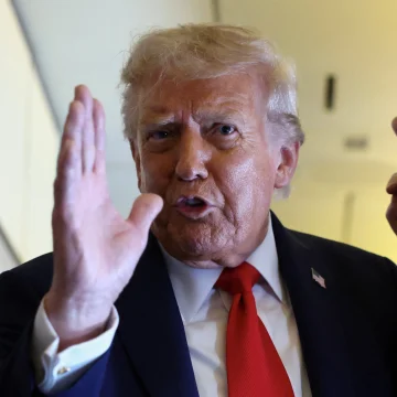 2025-09-18T235935Z_1493108505_RC2HUGAKI68W_RTRMADP_3_USA-TRUMP-BRITAIN-1758267095 வெள்ளை மாளிகை நுழைவுக்கு தடை: டிரம்புக்கு எதிராக அமெரிக்க ஊடகங்கள் போர்க்கொடி
