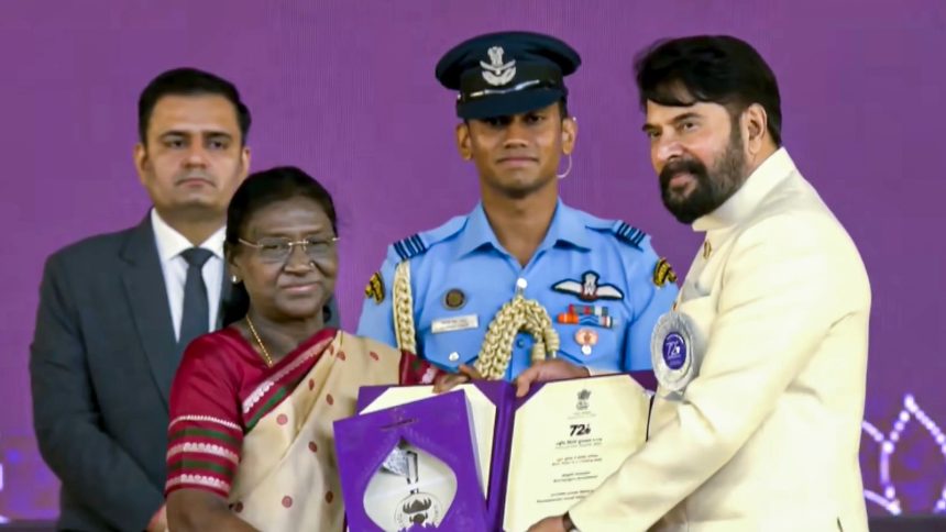72-வது தேசிய திரைப்பட விருதுகள்: தனுஷ், மம்முட்டி உள்ளிட்ட 60-க்கும் மேற்பட்ட கலைஞர்கள் விருது பெற்றனர்