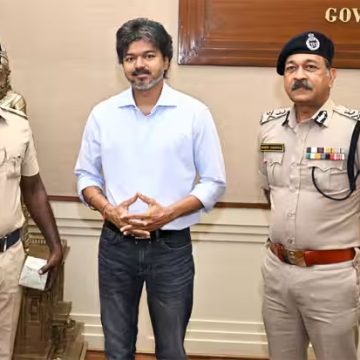 cop குட்கா கும்பலை துணிச்சலுடன் பிடித்தபோலீஸ் ஏட்டுவுக்கு முதல்வர் விஜய் பாராட்டு