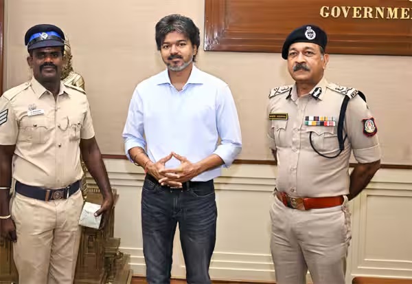 குட்கா கும்பலை துணிச்சலுடன் பிடித்தபோலீஸ் ஏட்டுவுக்கு முதல்வர் விஜய் பாராட்டு