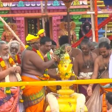 மதுரை மீனாட்சி சுந்தரேசுவரர் கோயில் குடமுழுக்கு கோலாகலம்: 12 கோபுரங்களின் கலசங்களுக்கு புனித நீராட்டு