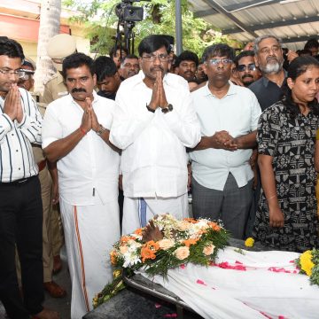 தமிழறிஞர் சாலமன் பாப்பையாவின் உடல் அரசு மரியாதையுடன் தகனம்