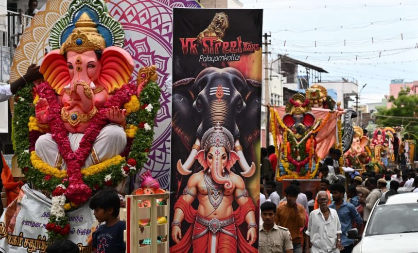 vinayagar 2 தமிழகம் முழுவதும் விநாயகர் ஊர்வலம் நீர்நிலைகளில் சிலைகள் கரைப்பு